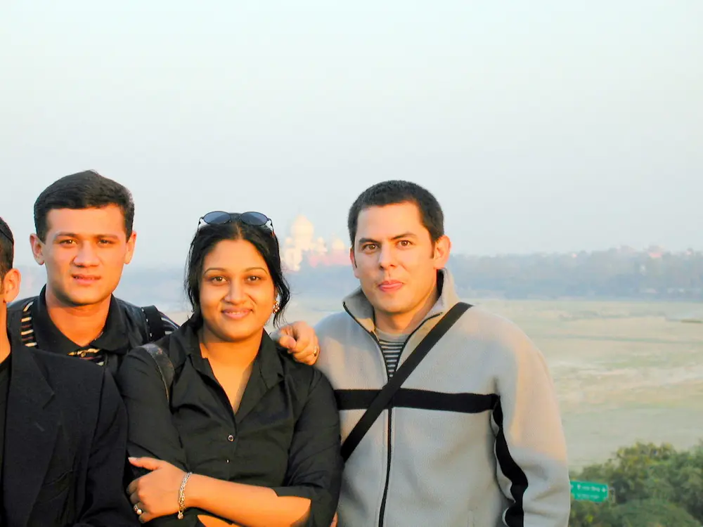Recuerdo del viaje a India: un grupo de compañeros con el Taj Mahal al fondo