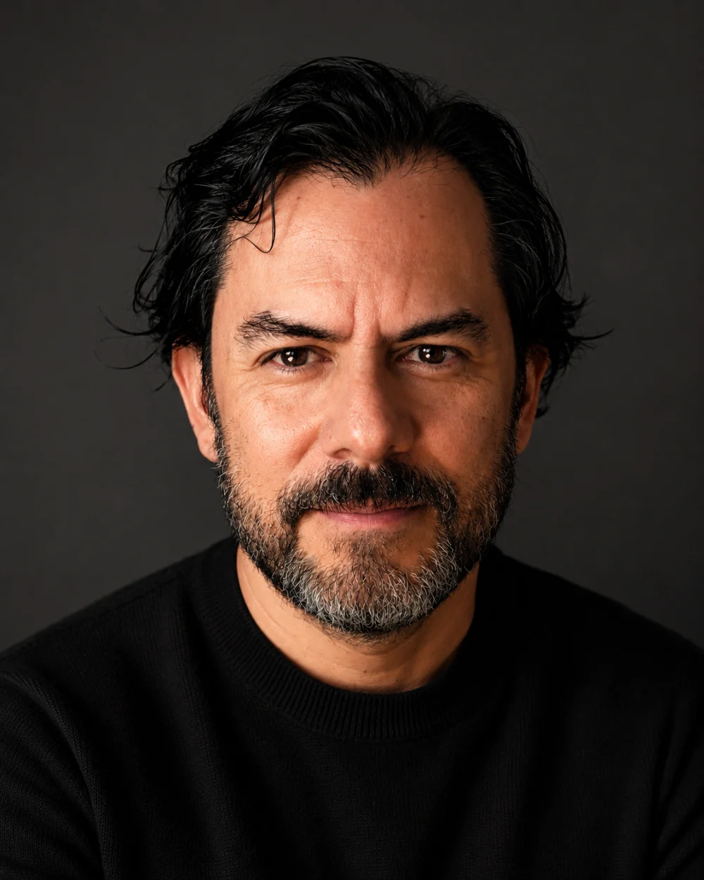 Retrato de Víctor Yoalli frente a un fondo gris